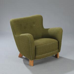 Fritz Hansen Lænestol med ben af eg. Sæde, sider samt dybthæftet ryg betrukket med grønt stof. 1930-40erne.