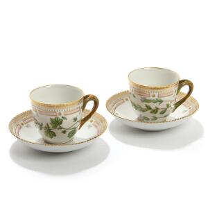 Flora Danica. To par kaffekopper af porcelæn, Kgl. P., dekorerede i farver og guld med blomster. Nr. 3597. 2