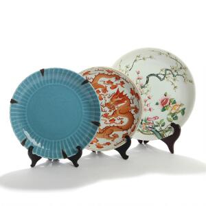 Tre kinesiske skåle af porcelæn, dekorerede i emaljfarver og blå glasur. 19.-20. årh. Diam. 22,5-26. 3