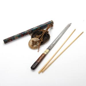 Japansk spisesæt bestående af kniv samt et par spisepinde af ben, i tilhørende etui af cloisonne. Meiji ca. 1900. Etui L. 30 cm.