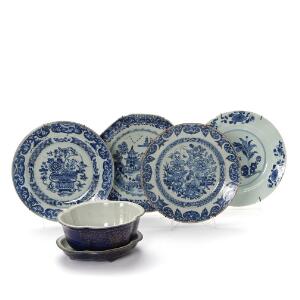 Fire kinesiske Qianlong tallerkener, dekorerede i underglasur blå med blomster og scenerier, samt urtepotte med powder blue glasur. 18.-19. årh. 5