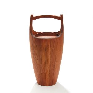 Jens H. Quistgaard Isspand af teak, indvendig beklædt med orange plast. Stemplet med monogram, Dansk Designs Denmark, JHQ. H. 48,5.