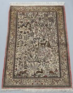 Qum helsiketæppe, Persien. Design med træer samt talrige dyremotiver på lys bund. Ca. 1960. 163 x 107.