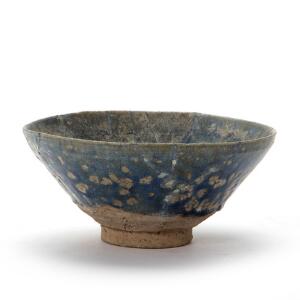 Kashan skål dekoreret med blå lustre glasur. 13. årh. H. 8 cm.