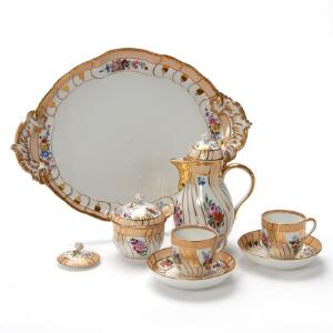 Tete á tete af porcelæn, dekoreret i farver og guld med blomster, bestående af kaffekande, et par kopper, sukkerskål og sættebakke. KPM 1849-1870. 5