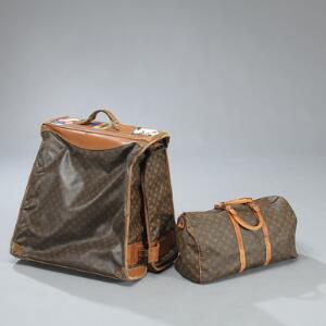 Louis Vuitton Vintage dragtpose i monogram canvas med indvendig bøjlestang, læderhåndtag og forstærkning samt keep all. L. 126 x 56 og 46 x 32 cm. 2