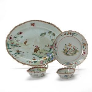 Qianlong fad, to saucebåde og tallerken af porcelæn, dekorerede i emeljefarver og guld med landskab med dyr og blomster. Kina 1736-1795. Fad L. 42 cm. 4