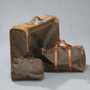 Louis Vuitton Vintage kuffert og to keep alls i monogram canvas med læderforstærking og håndtag. L. 60 x 52 x 23, 42 x 24 x 22 cm. 3