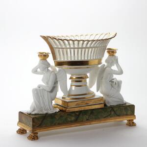 Opsats af porcelæn og biskuit, dekoreret i faux marbre. Antagelig Frankrig ej stemplet. 19. årh. H. 38 cm. L. 49 cm.