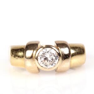 Solitaire diamantring af 18 kt. guld prydet med brillantslebet diamant. Str. 53. Ca. 2006.