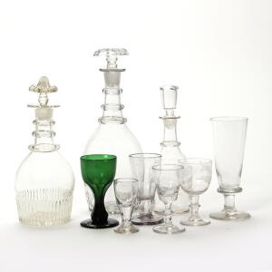 Samling diverse glas bestående af bl.a. otte Beatrice ølglas, fire Chr. VIII vinglas, ni Egeløv portvinsglas, seks grønne glas samt tre karafler. 53