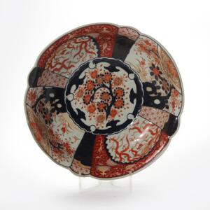 Japansk imari skål af porcelæn, dekoreret i rustrødt, blåt og guld med blomstrende træer og fugle. Ca. 1900. Diam. 32,5 cm.