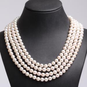 Perlesmykkesæt bestående af ørestikker af sterling sølv og lang halskæde prydet med hvide ferskvands kulturperler. L. ca. 205 cm. 3