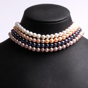 Firradet perlesmykkesæt med låse af sterlingsølv bestående af halskæde og armbånd prydet med hvide, peach, peacock og rosa ferskvands kulturperler. 2