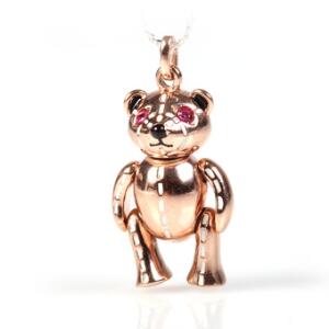 Rubinvedhæng af forgyldt sterling sølv i form af bamse prydet med facetslebne rubiner og dekoreret med emalje. L. ca. 2 cm. Kæde af sterling sølv medfølger.