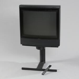 Bang  Olufsen BeoVision MX 8000. Fjernsyn i sort kabinet på drejesokkel. Type No. 9100. Serial No. 17314266. samt fjernbetjening. 2