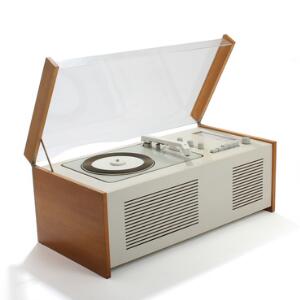 Hans Gaugelot og Dieter Rams Kombineret Braun radio og grammofon, sider af egetræ. Model SK61-S. H. 24. B. 58. D. 29.
