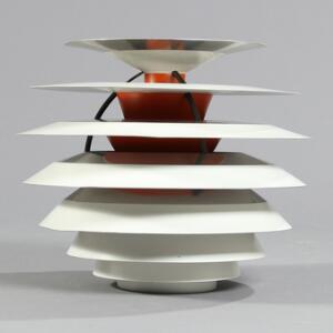Poul Henningsen Kontrast. Pendel med hvid- og orangelakerede lameller af forkromet metal. Udført hos Louis Poulsen. H. 37. Diam. 45.