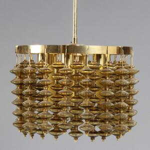 Hans-Agne Jakobsson Loftlampe af messing monteret med 18 rækker med 6 gyldne glasklokker og 18 rækker med 7 gyldne glasklokker. H. 3696.