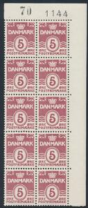 1938. Bølgelinie. 5 øre, vinrød. Postfrisk øvre marginal 10-BLOK 1144 med variant i pos.30 og 40 KLUMPFOD. AFA 600