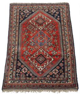 Luri nomade tæppe, prydet med sammenhængende medaljoner og geometrisk gentagelsesmønster på rød bund. Persien Ca. 1960. 238 x 160.