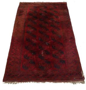 Afghansk Bochara tæppe i klassisk design med gentagelsesmønster i form af güls på rød bund. 20. årh. 391 x 246.