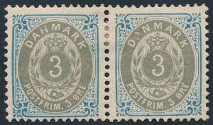 1895. 3 øre, gråblå. Tk.12. Ubrugt parstykke med den meget sjældne variant i højre mærke UDEN FØRSTE A I DANMARK. Desværre med tyndhed over begge mærker i top