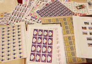 Hele verden. Julemærker. Stort parti diverse gamle julemærker og andet fra forskellige lande, mange er i ark