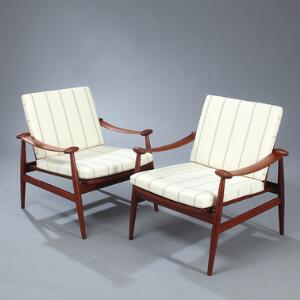 Finn Juhl Spadestolen. Et par hvilestole af teak. Løse hynder i sæde og ryg betrukket med lyst stribet uld. Model 133. 2