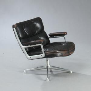 Charles Eames Time Life. Lænestol med stel af stål. Sæde, ryg og armlæn betrukket med sort dybthæftet skind. Udført hos Herman Miller.