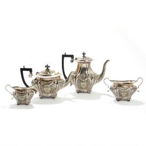 Engelsk kaffe- og theservice af pletsølv, rigt drevet med blomster, bladværk og ornamentik, bestående af fire dele. Ca. 1900. 4