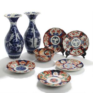 Imari porcelæn dekoreret i rødt, blåt og guld, bestående af tallerkener, skål og et par vaser. 19.-20. årh. Vaser H. 36,5. 8