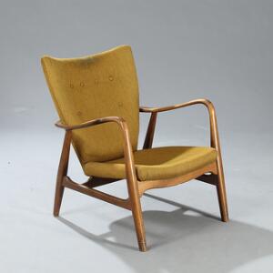 Arne Vodder Lænestol med stel af bejdset bøg. Sider, sæde og dybthæftet ryg betrukket med gulgrøn uld.