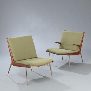 Peter Hvidt  Orla Mølgaard Nielsen Boomerang Chair. Et par hvilestole med ben af messing, stel af teak. Løse hynder betrukket med grøn uld. 2