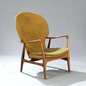 Arne Vodder Højrygget lænestol med stel af bejdset bøg. Sider, sæde og dybthæftet ryg betrukket med gulgrøn uld.