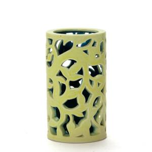 Axel Salto Cylinderformet vase af porcelæn dekoreret med gennembrudt mønster i form af blade og indridsninger. H. 14,5.