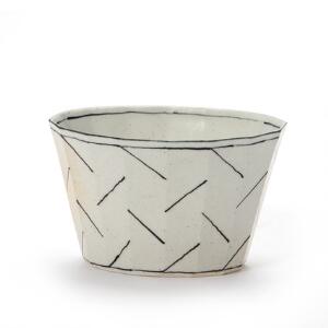 Bodil Manz Sekstenkantet skål af porcelæn, modelleret med høje kanter. L. 15.