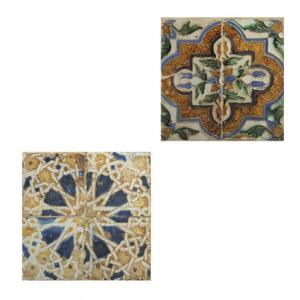 Maurisk topas og firpas flise af fajance dekoreret i polykrome farver med ornamentik. 17.-18. årh. 26,5 x 26,5 og 30 x 30. Indrammede. 2