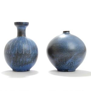 Ubekendt keramiker To vaser af stentøj, dekoreret med blå glasur med hvid stregornamentik. Sign. Thomas Ha H. 16 og 21. 2