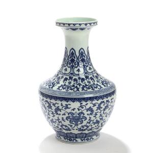 Kinesisk vase af porcelæn, dekoreret i blå med blomsterornametik. Qianlong mærke. 20. årh. H. 38.