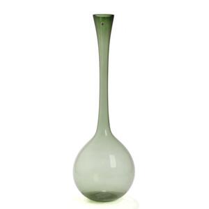 Arthur Percy Dråbeformet vase af mosgrønt glas. Antageligt udført hos Gullaskruf, Sverige. Designet i 1952. H. 86.