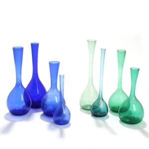 Arthur Percy En samling vaser af glas i blå og grønne nuancer. Bl.a. udført hos Gullaskruf. Sverige. 20. årh.s midte. H. 18-27. 8