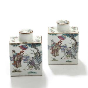 To orientalske thedåser af porcelæn, dekorerede i farver med figurscenerier og blomster. 18. årh. H. 13,5. 2