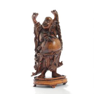 Happy Buddha. Figur af udskåret træ. 20. årh. H. 33.