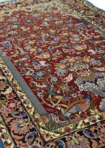 Isfahan silketæppe prydet med vase, fugle, blomster og bladværk på rød bund. Persien. Ca. 1980. 168 x 110.