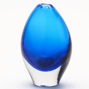 Timo Sarpaneva Dråbeformet vase af blåt glas med overfang af klart glas. Sign. Timo Sarpaneva, 9501. H. 16,5.