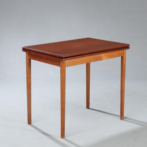 Børge Mogensen Spillebord med opklappeligt teak top, opsat på runde, let tilspidsende ben af eg. H. 71. L. 80.110. B. 55.80.
