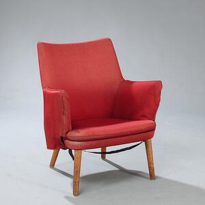 Hans J. Wegner AP 20. Lænestol opsat på tilspidsende ben af eg. Sæde, sider samt ryg betrukket med rød uld. Udført hos AP-Stolen.