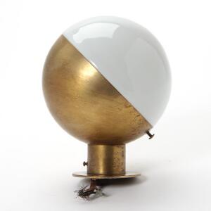 Vilhelm Lauritzen Væglampet af messing med opal halvkugleglas. Model nr. 10630. Udført hos Louis Poulsen.