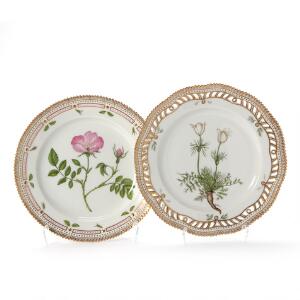Flora Danica to tallerkener, en med gennembrudt fane, dekorerede i farver og guld med blomster. Royal Copenhagen. 3554, 3550. Diam. ca. 22 cm. 2